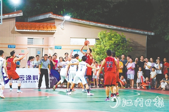 外海街道運(yùn)動(dòng)場(chǎng)上，“村BA”賽事精彩紛呈。何榕