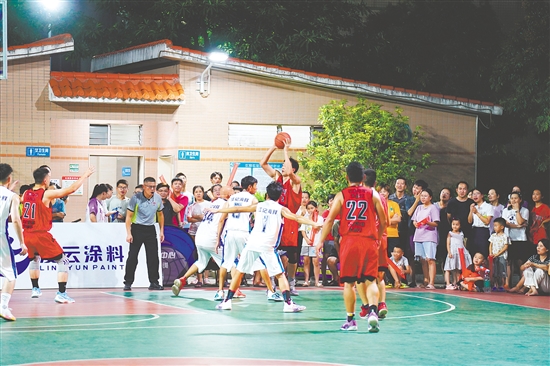 外海街道運動場上，“村BA”賽事精彩紛呈。何榕