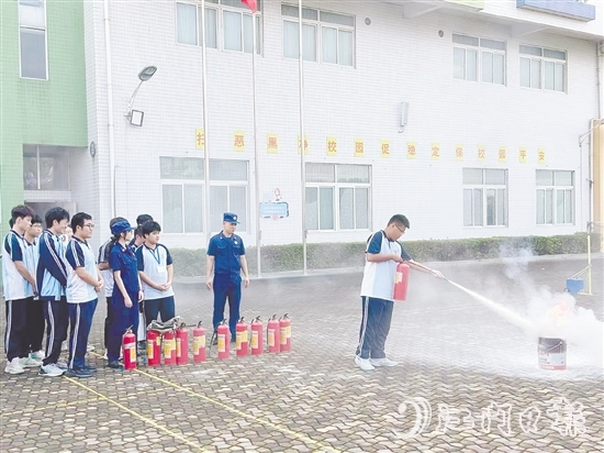 學(xué)生們逐個學(xué)習(xí)使用滅火器。