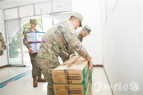 武警江門支隊官兵搬運防疫捐贈物資。