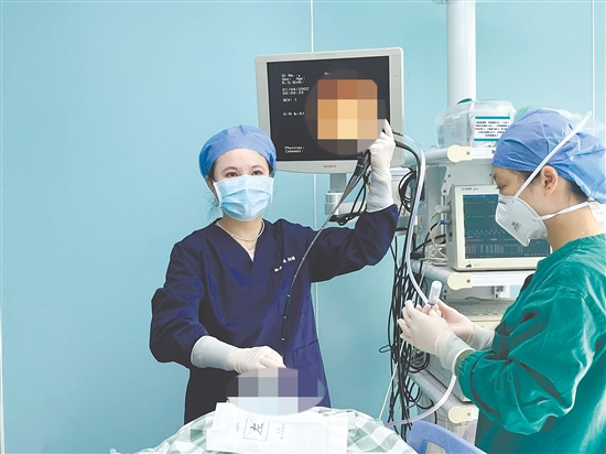 出現(xiàn)持續(xù)咳嗽，應(yīng)到醫(yī)院?jiǎn)栐\，必要時(shí)進(jìn)行專業(yè)檢查。