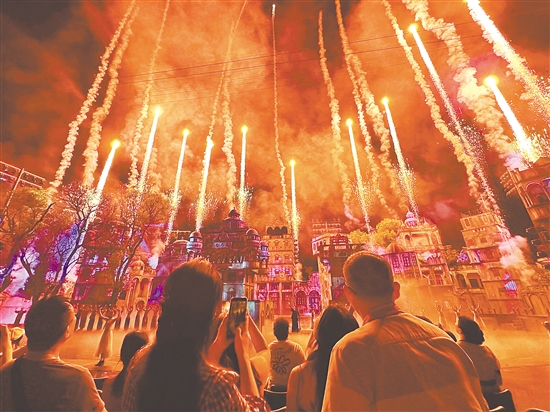 赤坎華僑古鎮(zhèn)的《火秀》節(jié)目吸引眾多游客。