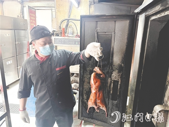 剛出爐的燒鵝香飄四溢。