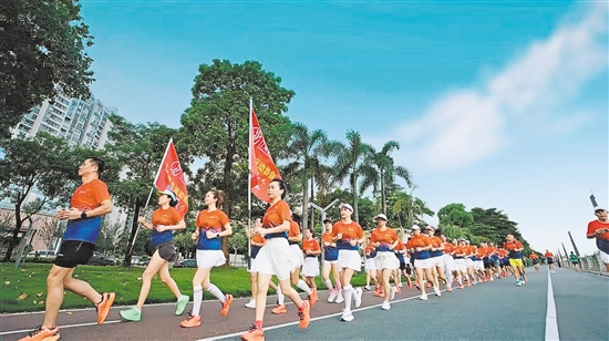 區(qū)跑步運動協(xié)會跑友每天晨跑，在晨光中感受城市的魅力。