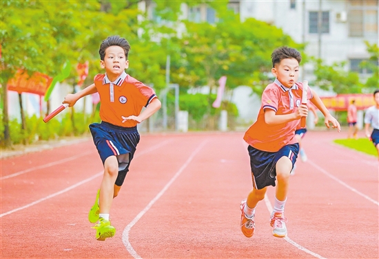 “全運會之風(fēng)”吹進(jìn)了校園。禮樂中心小學(xué)舉辦田徑運動會。
