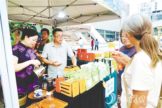 鶴山特色農(nóng)產(chǎn)品吸引市民游客關(guān)注。