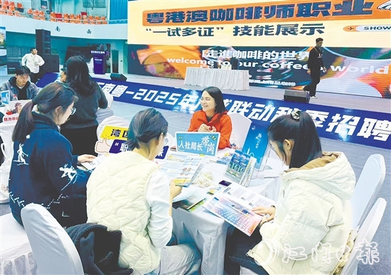 鶴山市人力資源和社會保障局組織鶴山重點企事業(yè)單位外出招聘，吸引更多人才扎根鶴山。