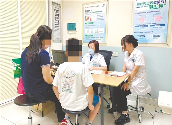 醫(yī)生為近視兒童看診。