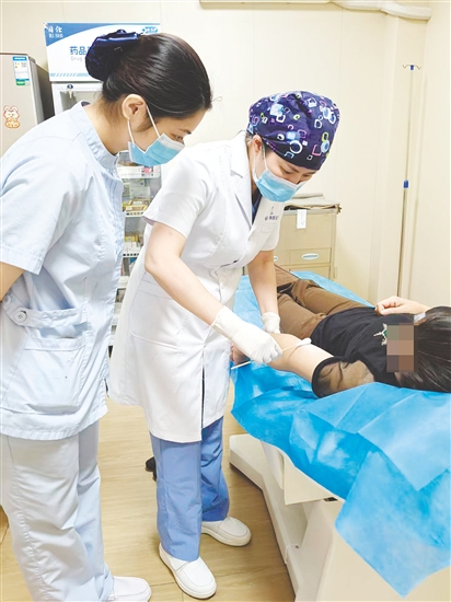 醫(yī)生為患者涂抹藥膏。