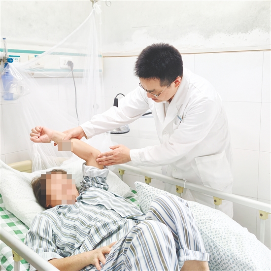 醫(yī)生向患者了解情況。