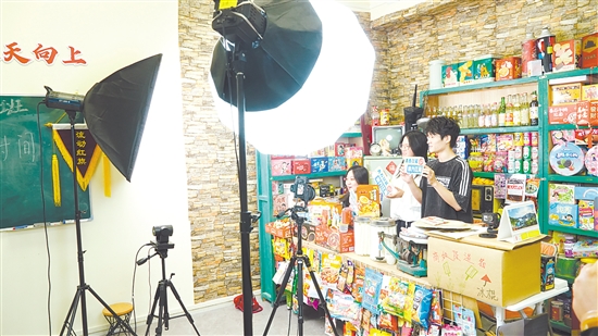 青年學(xué)子正在直播，向網(wǎng)友推薦江海優(yōu)品。