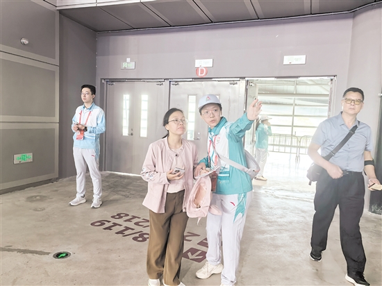 志愿者在場館內(nèi)為觀眾提供指引。