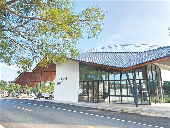 共和鎮(zhèn)平漢交易中心造型獨(dú)特。