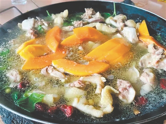 茶山水浸雞是來(lái)到茶山必點(diǎn)的招牌菜。