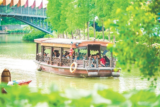 游客乘坐游船穿梭于水鄉(xiāng)之間，盡享“泛舟碧波上，人在畫(huà)中游”的詩(shī)情畫(huà)意。