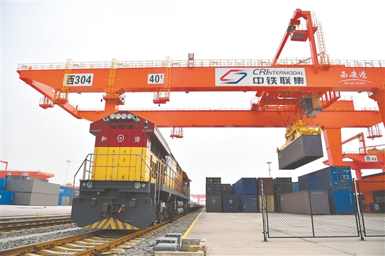 圖為11月14日，在西安國際港站，龍門吊在吊裝集裝箱。新華社發(fā)