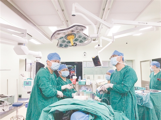 醫(yī)療團(tuán)隊(duì)為患者施行手術(shù)。