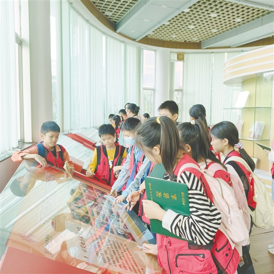 小記者參觀江門市無償獻(xiàn)血教育基地。