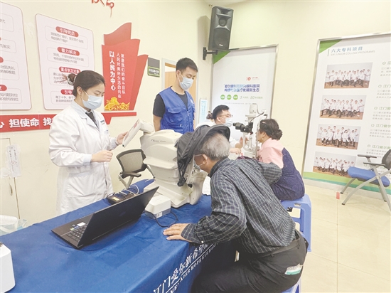 醫(yī)生為市民免費(fèi)進(jìn)行視力檢查。