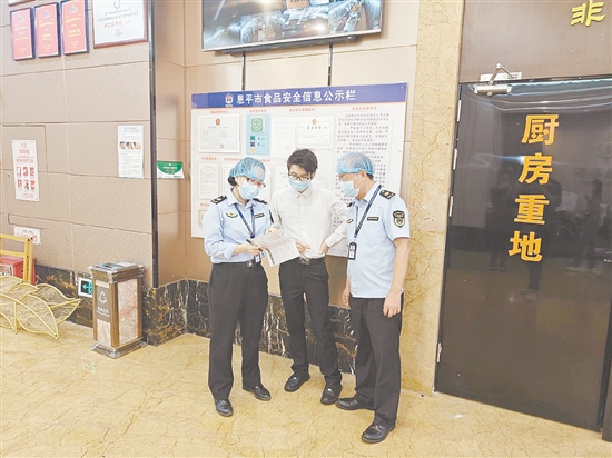 恩平市組織執(zhí)法人員深入接待酒店進(jìn)行現(xiàn)場督促與指導(dǎo)。