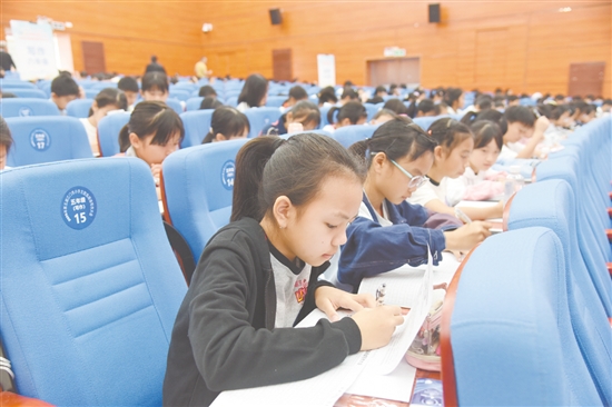 來(lái)自恩平市各鎮(zhèn)（街）小學(xué)的238名學(xué)生代表齊聚一堂，用手中的筆書(shū)寫(xiě)家國(guó)情懷、展少年才氣。