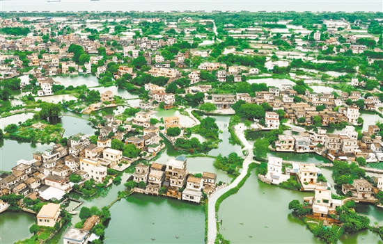 雙橋村統(tǒng)籌27個(gè)經(jīng)濟(jì)合作社的43公頃魚塘及耕地，試行“點(diǎn)狀供地”政策，采取“不征不轉(zhuǎn)”方式與央企華僑城集團(tuán)合作開發(fā)古勞水鄉(xiāng)農(nóng)旅項(xiàng)目，帶動村集體增收約300萬元。