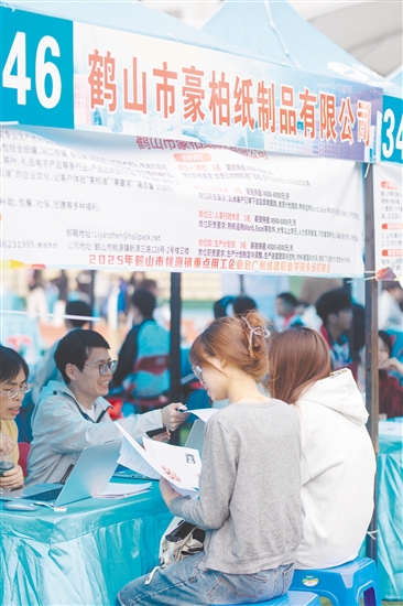 桃源鎮(zhèn)就業(yè)驛站組織轄區(qū)12家企業(yè)赴廣州參加招聘會。