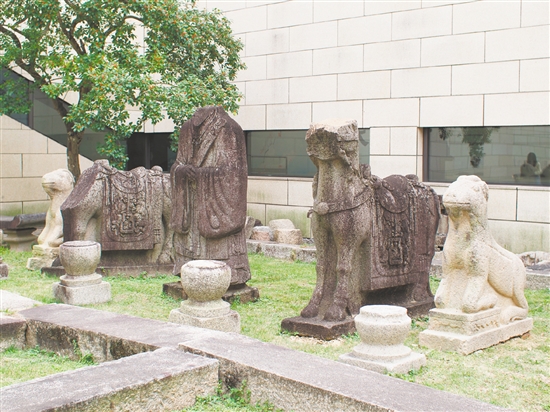 文邊村出土的“臥羊”已被鶴山市博物館永久保存，與此前收藏“望柱”“蹲虎”“立馬”“翁仲”共同陳列于中庭。