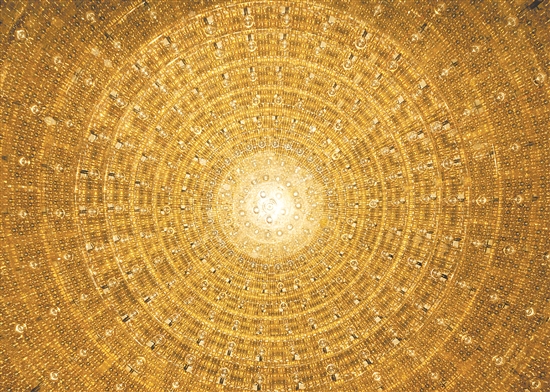 運行僅2個多月，江門中微子實驗發(fā)布首個物理成果，兩大關(guān)鍵參數(shù)刷新世界測量精度紀錄。圖為中心探測器球內(nèi)“星空”。劉悅湘