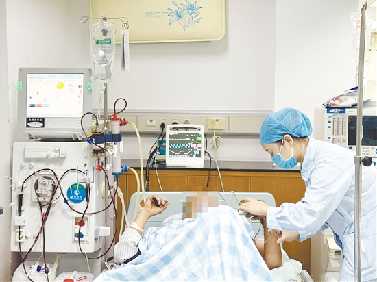 患者接受血液凈化治療。