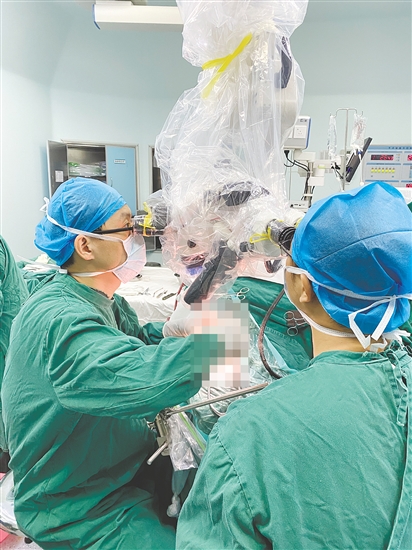 醫(yī)生對(duì)患者進(jìn)行手術(shù)。