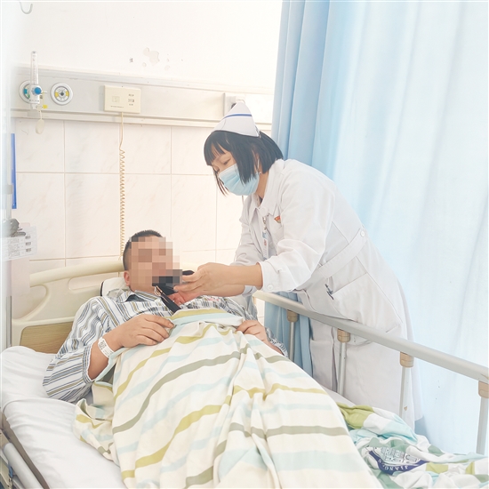 護士對患者進行健康宣教。