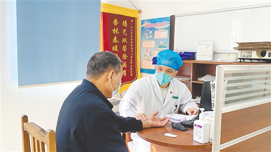 醫(yī)生詢問患者情況。