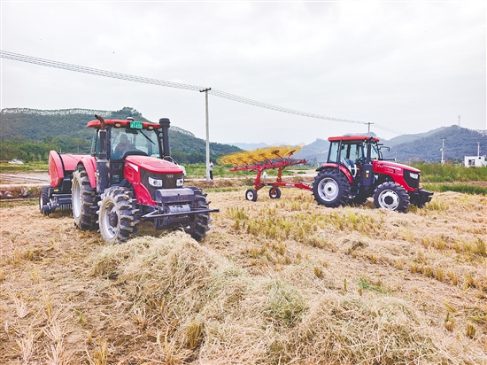 現(xiàn)場展示的新式農(nóng)機(jī)打捆機(jī)和摟草機(jī)引人注目。