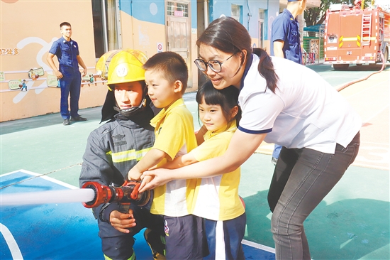 恩平市第一幼兒園開展消防演練。