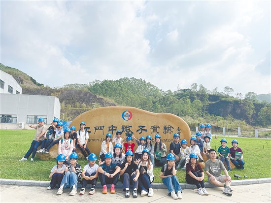 親子家庭到江門中微子實驗室開展研學活動。