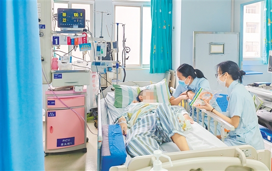 護(hù)理團(tuán)隊(duì)創(chuàng)新“疼痛評(píng)估—體位管理—心理干預(yù)”三位一體模式，為患者提供全方位照護(hù)。