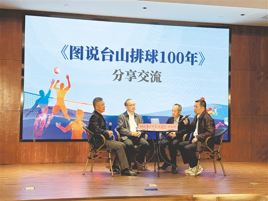 岑向權(quán)（左一）交流分享新書內(nèi)容。