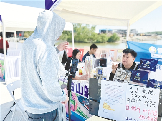 直播過(guò)程中，主播們不僅推介生蠔產(chǎn)品，更同步展示臺(tái)山的海洋風(fēng)光、漁家文化、僑鄉(xiāng)風(fēng)情。