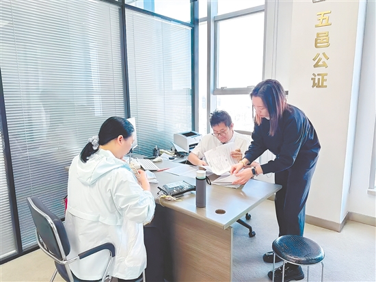 “僑管家”陪同陳小姐辦理相關(guān)業(yè)務(wù)。