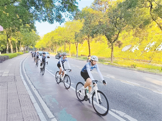 騎行團(tuán)隊(duì)途經(jīng)新會(huì)圭峰山。