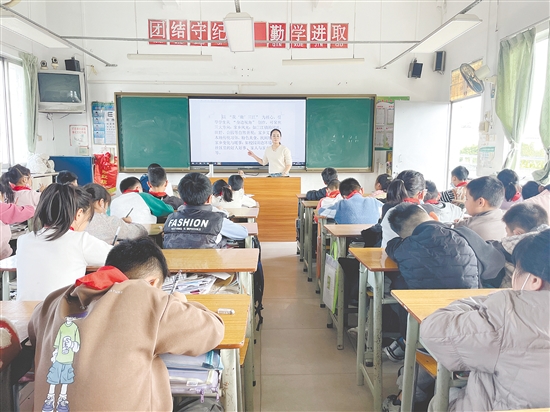 為讓孩子們精準(zhǔn)把握寫作主題與思路，老師在課堂上開展主題講解、思路點撥與技巧指導(dǎo)。