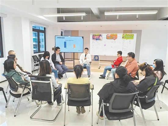 體驗營創(chuàng)新采用角色模仿等互動方式，帶領(lǐng)親子家庭開展體驗式學(xué)習(xí)。