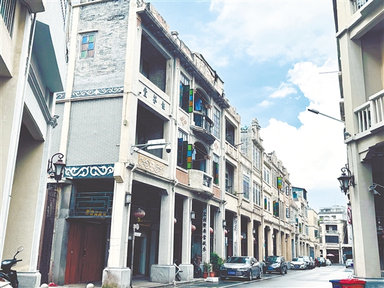 隨著電影《捕風追影》火熱上映，臺山臺城歷史文化街區(qū)的華僑建筑走進大眾視野，備受關注。