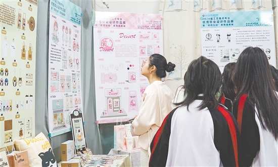 學(xué)校美育成果展吸引了眾多師生參觀。