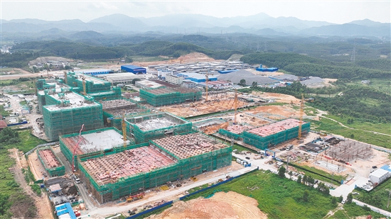 近年來，良好的交通區(qū)位優(yōu)勢讓建桃工業(yè)區(qū)成為桃源鎮(zhèn)招才引智、推動優(yōu)質(zhì)項目落地的重要平臺。