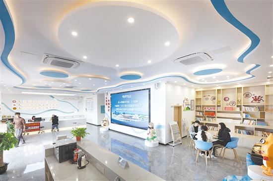 美麗圩鎮(zhèn)客廳結(jié)合“大鰲三寶”形象IP設(shè)計，是面向群眾開放的多元服務(wù)場所。