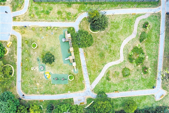 綠美生態(tài)小公園位于圩鎮(zhèn)中心地帶，為群眾提供風(fēng)景秀美的休閑地。