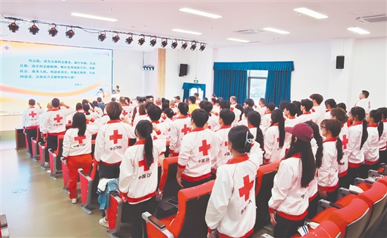 志愿者莊嚴(yán)宣誓。