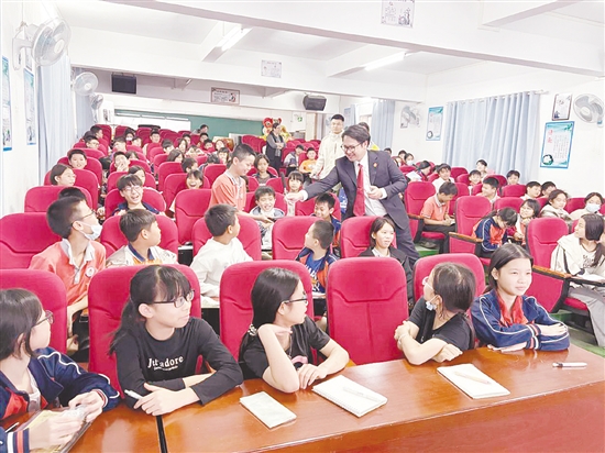 恩平法院普法團(tuán)隊(duì)學(xué)生帶來(lái)量身定制的“法治套餐”。